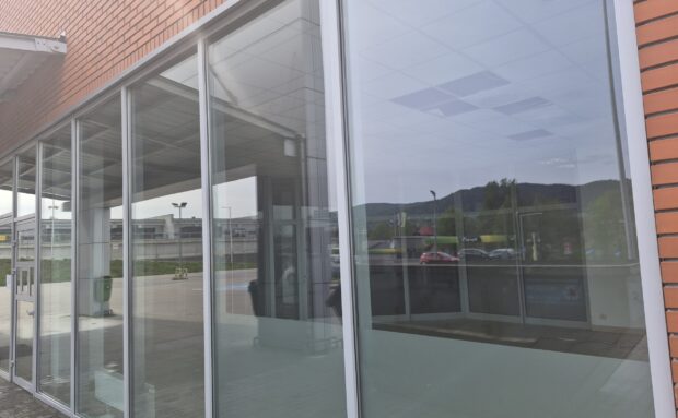 MYCIE PRZESZKLEŃ, USUWANIE KLEJU PO REKLAMACH – BUDYNEK USŁUGOWY